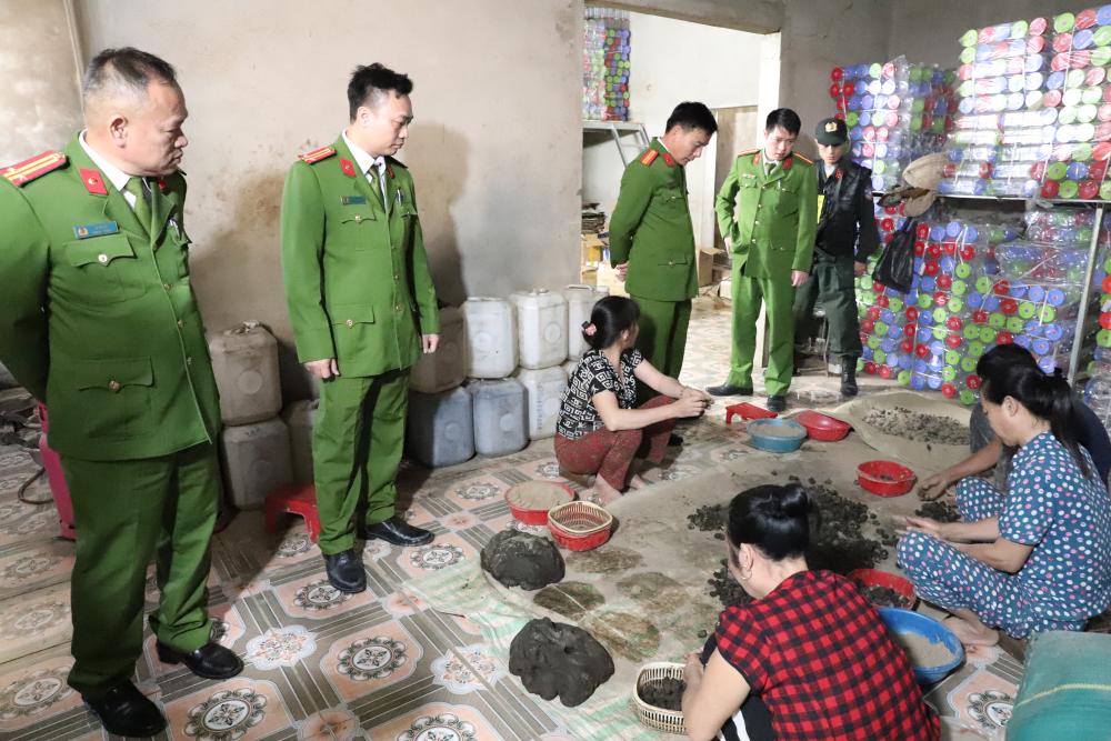 Đồng loạt khám xét 6 địa điểm ở 2 tỉnh trong chuyên án thuốc giả quy mô lớn, bắt Đoàn Thị Lam SN 1972 - Ảnh 10.