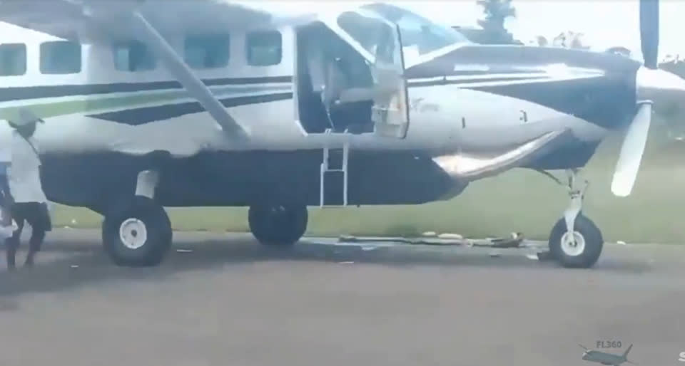 Indonesia: Cơ trưởng và cơ phó bị bắn tử vong ngay sau khi máy bay hạ cánh, hành khách hoảng loạn tháo chạy thoát thân- Ảnh 1.