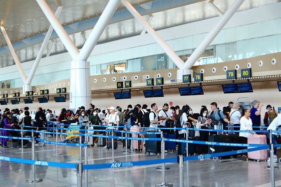 Siết trách nhiệm hãng bay để hạn chế chậm, trễ chuyến - Ảnh 1.