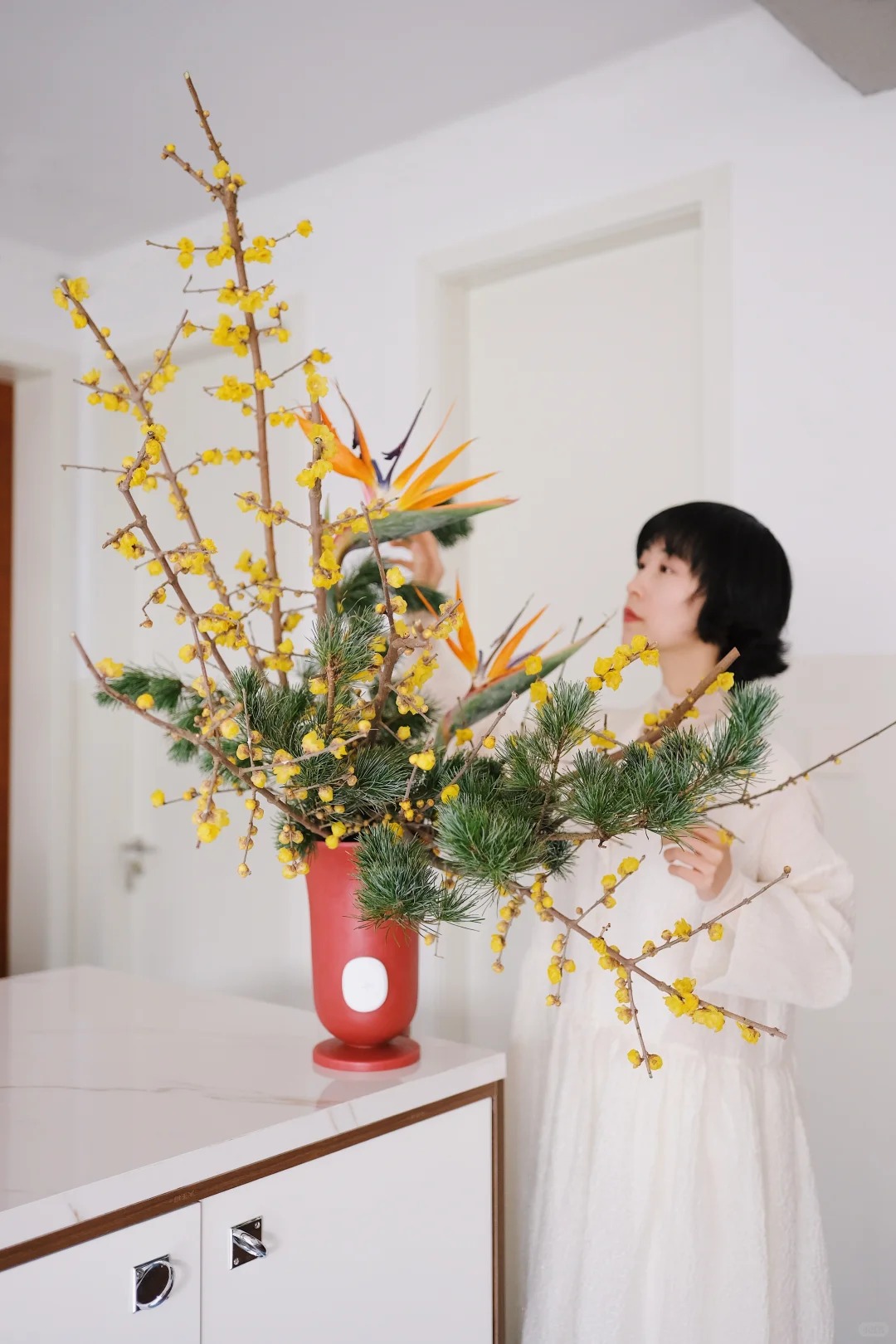 Tết 2026: Đừng chỉ cắm đào hay ly, thử ngay loài hoa "thơm thấu tâm can" này để phòng khách vừa sang vừa vượng khí, ngắm thôi cũng thấy cả một vườn xuân đắt giá!- Ảnh 3.