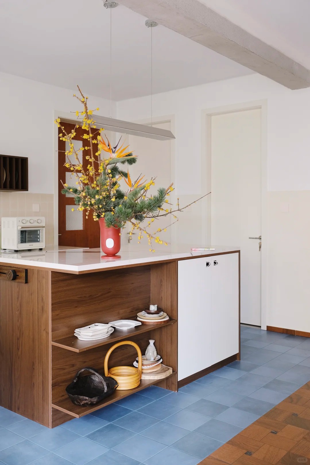 Tết 2026: Đừng chỉ cắm đào hay ly, thử ngay loài hoa "thơm thấu tâm can" này để phòng khách vừa sang vừa vượng khí, ngắm thôi cũng thấy cả một vườn xuân đắt giá!- Ảnh 9.