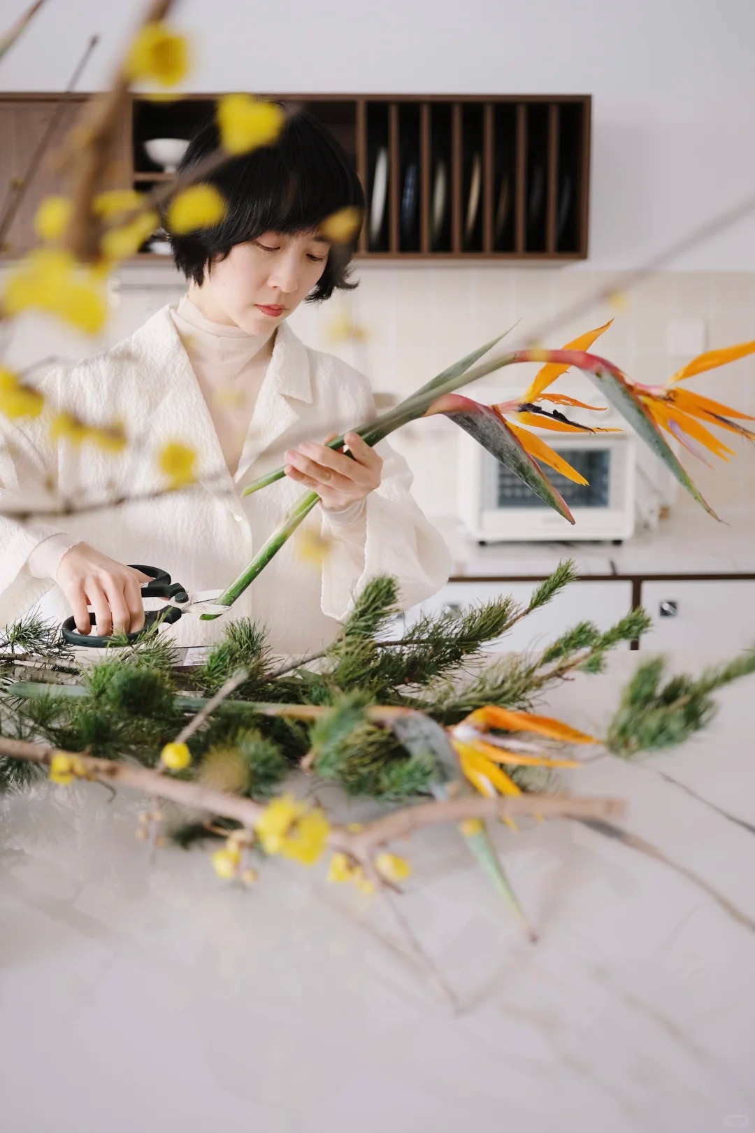 Tết 2026: Đừng chỉ cắm đào hay ly, thử ngay loài hoa "thơm thấu tâm can" này để phòng khách vừa sang vừa vượng khí, ngắm thôi cũng thấy cả một vườn xuân đắt giá!- Ảnh 7.