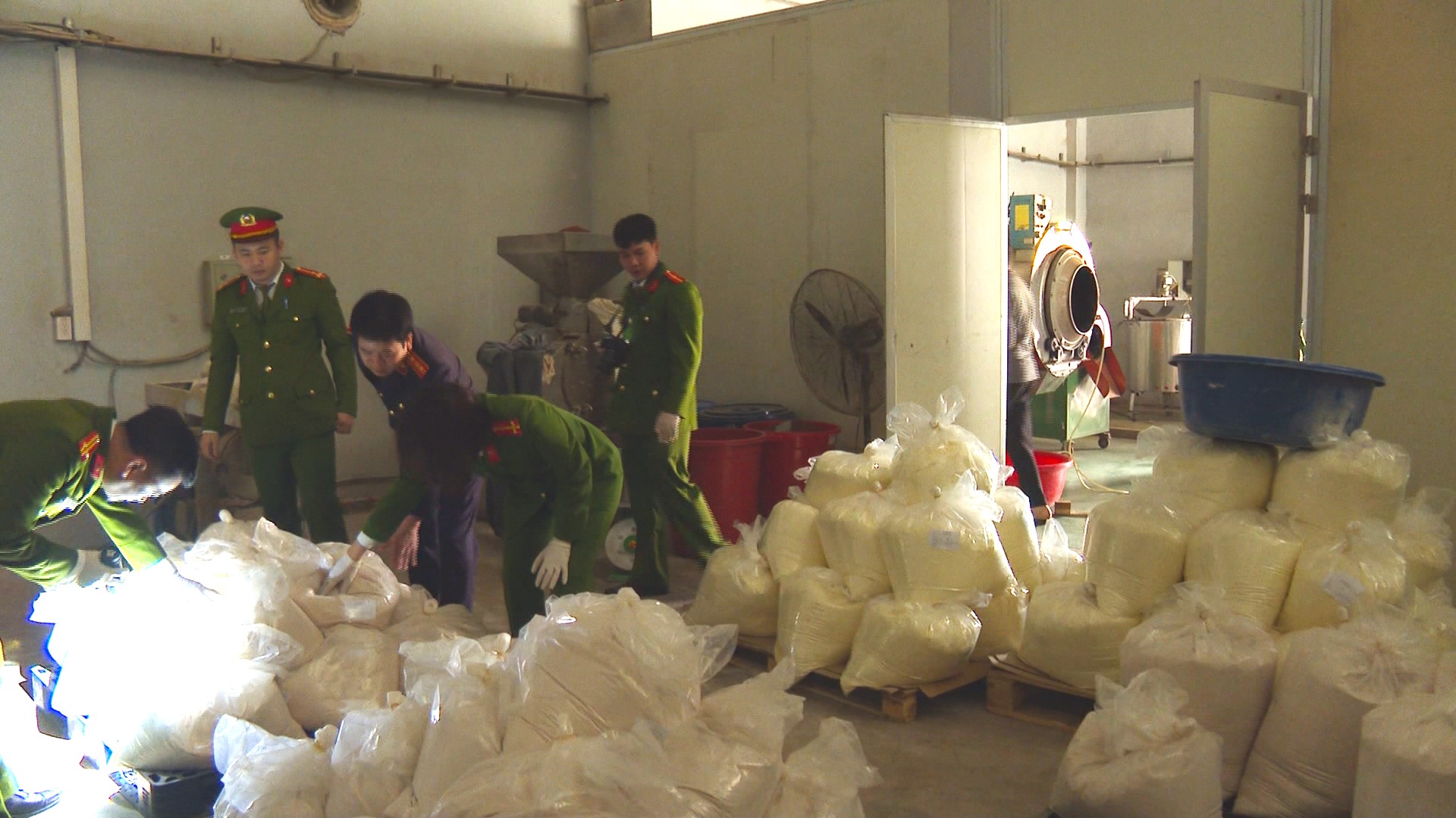 Phát hiện 200.000 hộp sản phẩm giả trị ung thư được tiêu thụ trong 3 năm - cơ quan Công an vào cuộc bắt giữ 10 đối tượng- Ảnh 1.