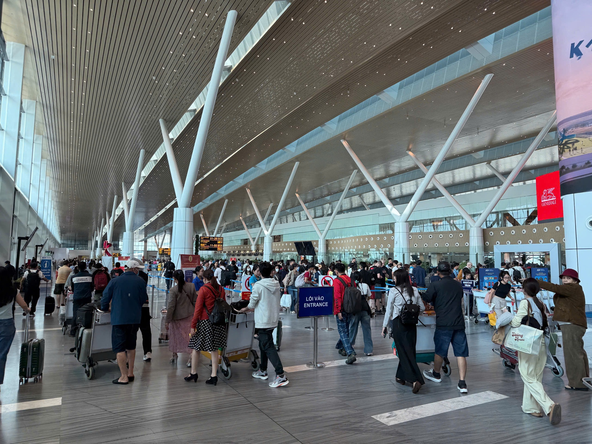 Khách ùn ùn tại sân bay Tân Sơn Nhất về quê dịp Tết 2026 - Ảnh 8.