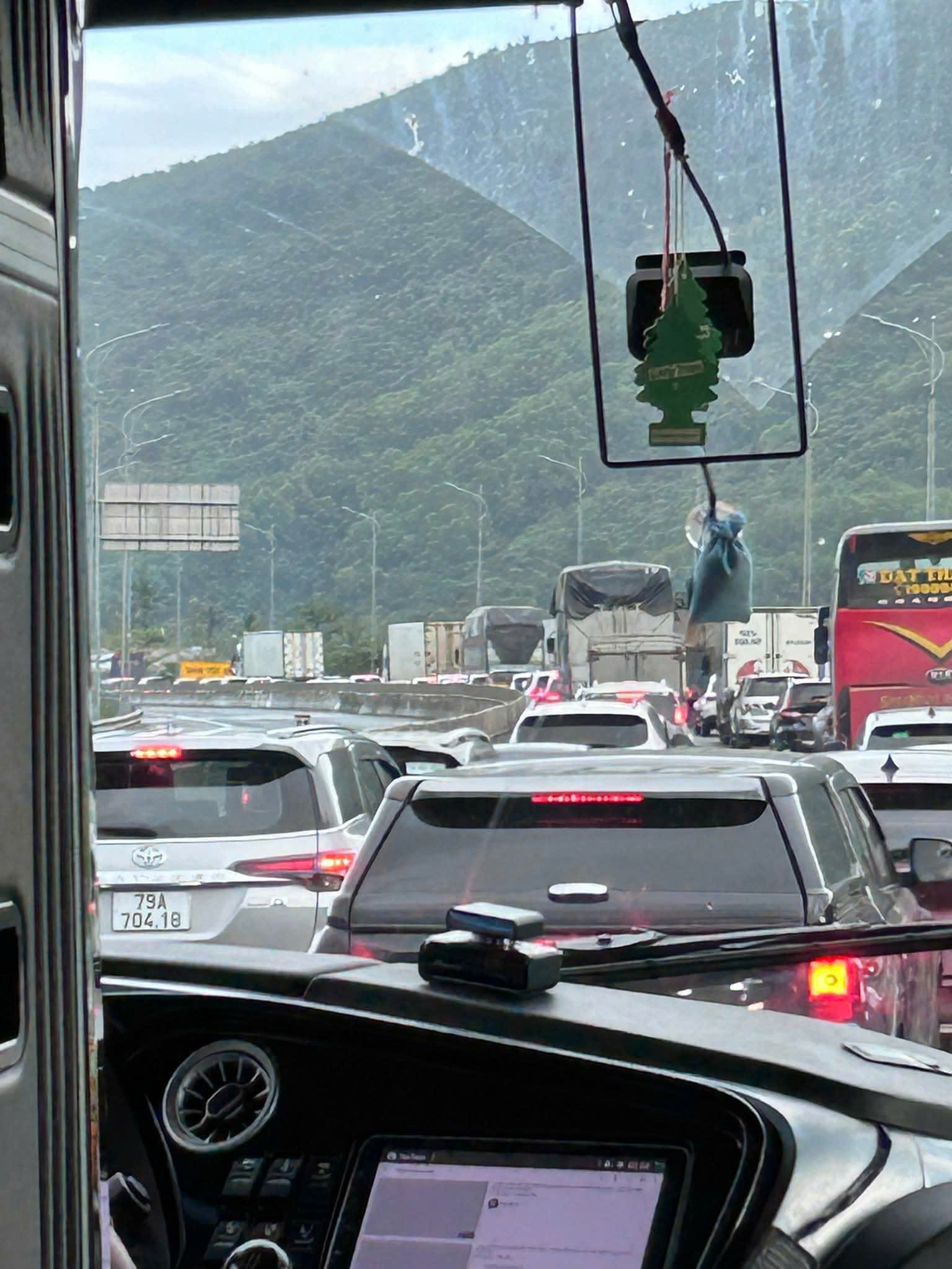 Ùn tắc kéo dài tại khu vực Đèo Cả - Ảnh 2.