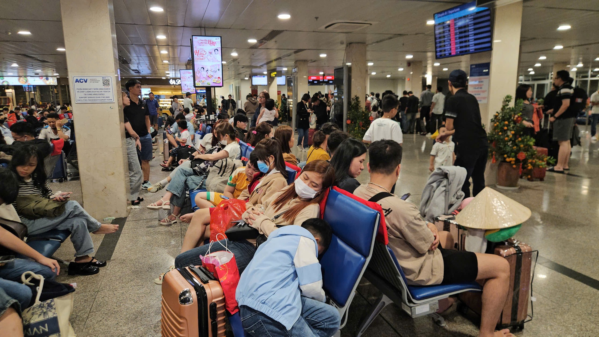 Khách ùn ùn tại sân bay Tân Sơn Nhất về quê dịp Tết 2026 - Ảnh 6.