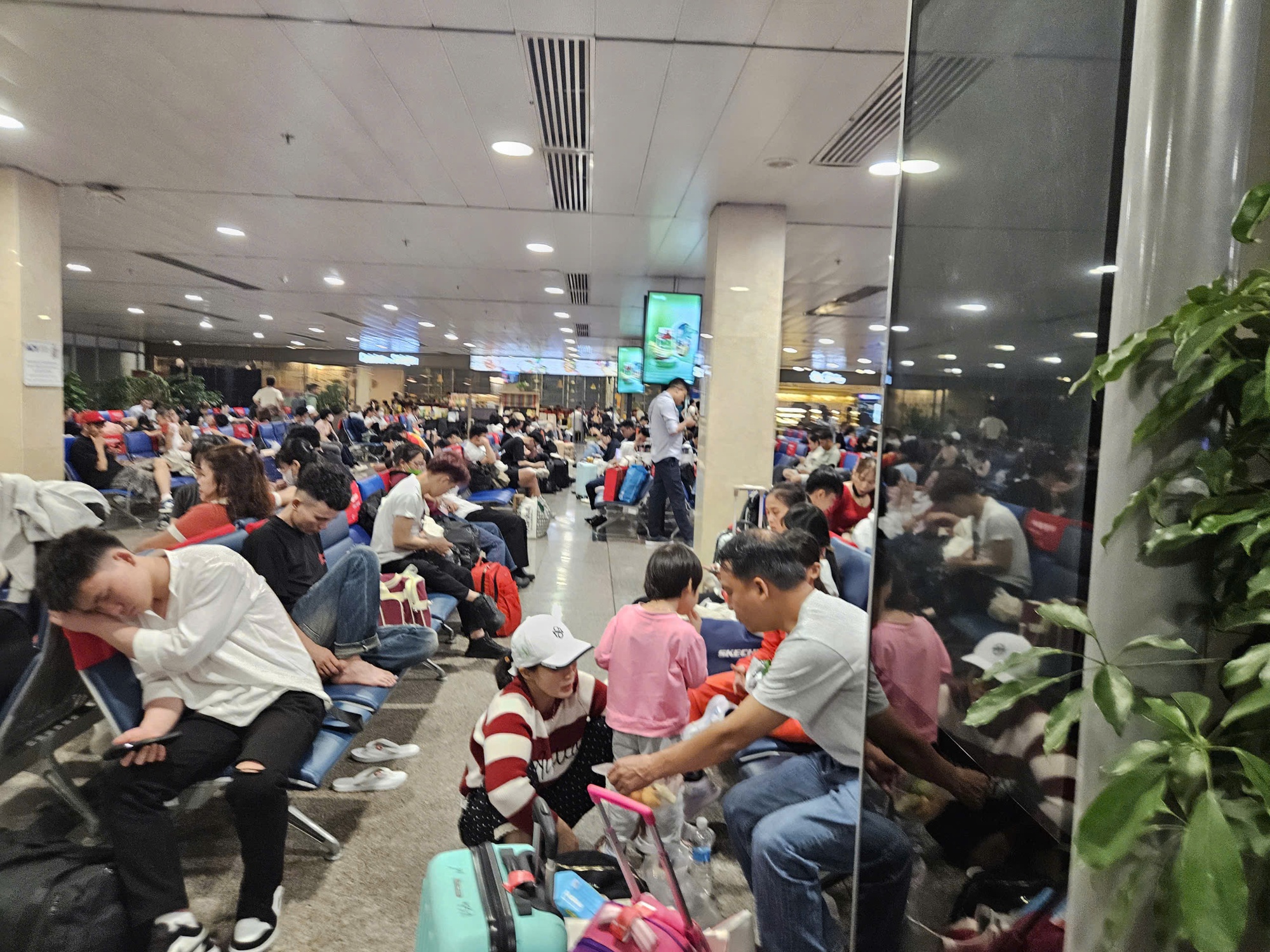 Khách ùn ùn tại sân bay Tân Sơn Nhất về quê dịp Tết 2026 - Ảnh 5.