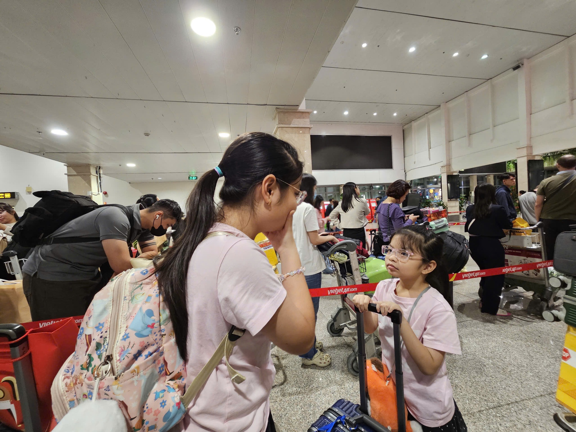 Khách ùn ùn tại sân bay Tân Sơn Nhất về quê dịp Tết 2026 - Ảnh 4.