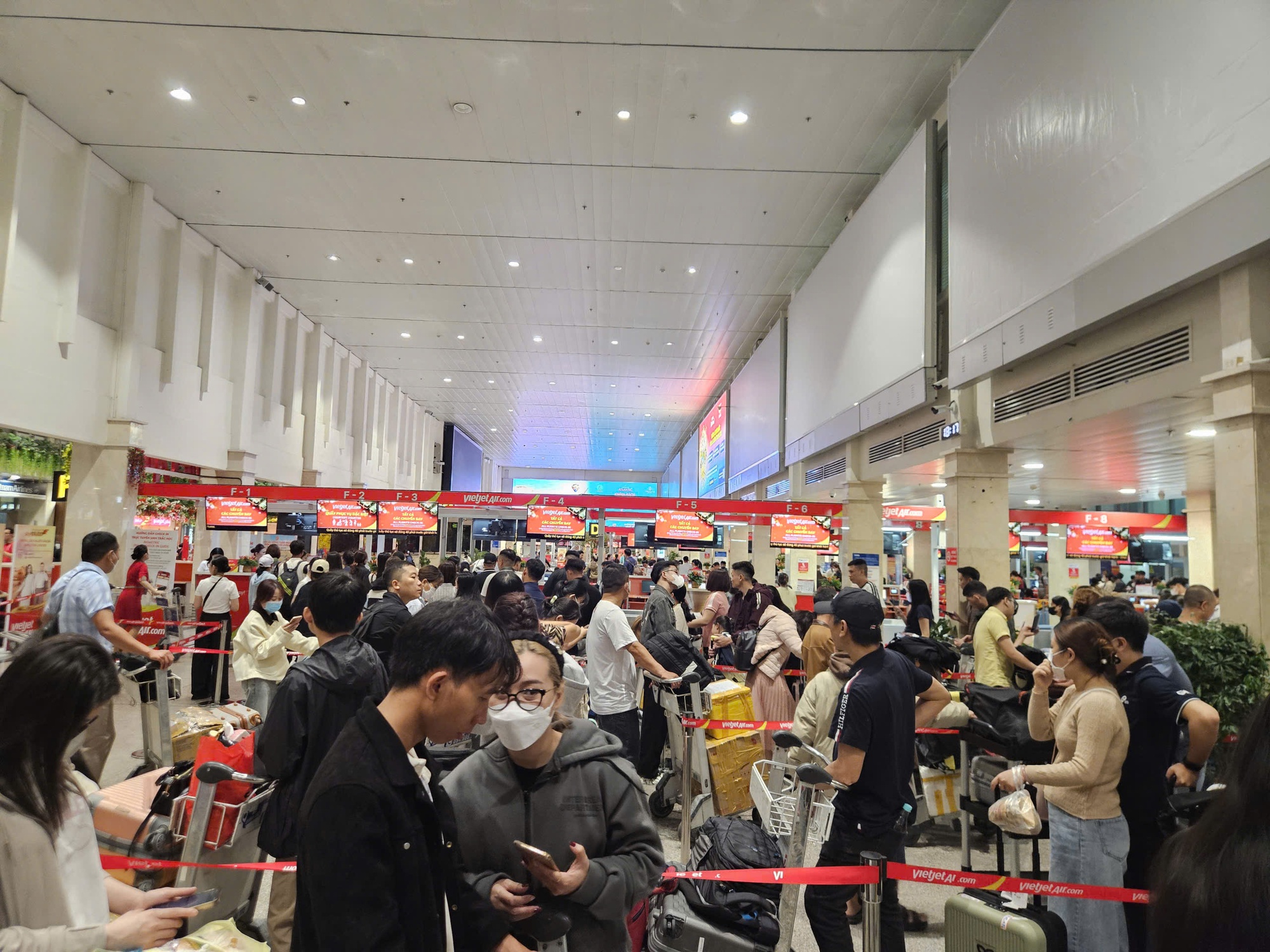 Khách ùn ùn tại sân bay Tân Sơn Nhất về quê dịp Tết 2026 - Ảnh 2.