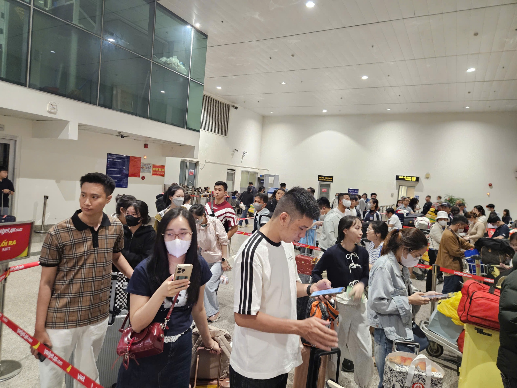 Khách ùn ùn tại sân bay Tân Sơn Nhất về quê dịp Tết 2026 - Ảnh 3.