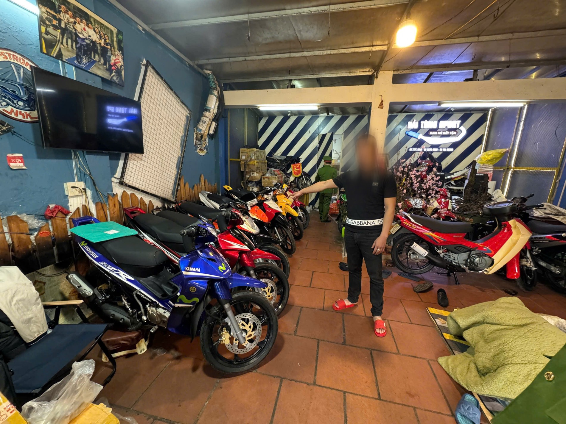 Đồng loạt khám xét chỗ ở và nơi làm việc trong chuyên án lớn, bắt kẻ cầm đầu Lê Anh Tuấn SN 1981 - Ảnh 3.