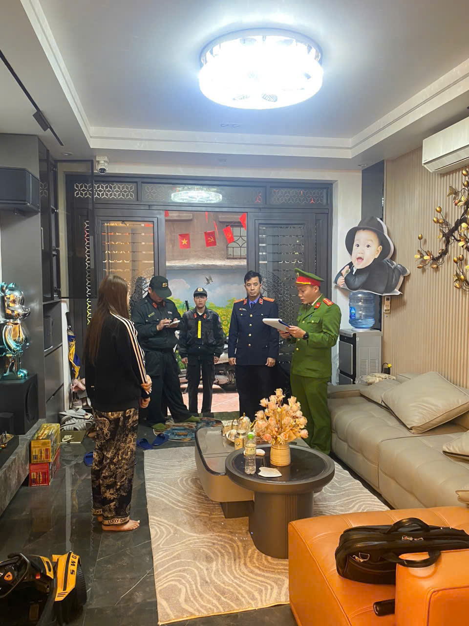 Đồng loạt khám xét chỗ ở và nơi làm việc trong chuyên án lớn, bắt kẻ cầm đầu Lê Anh Tuấn SN 1981 - Ảnh 2.