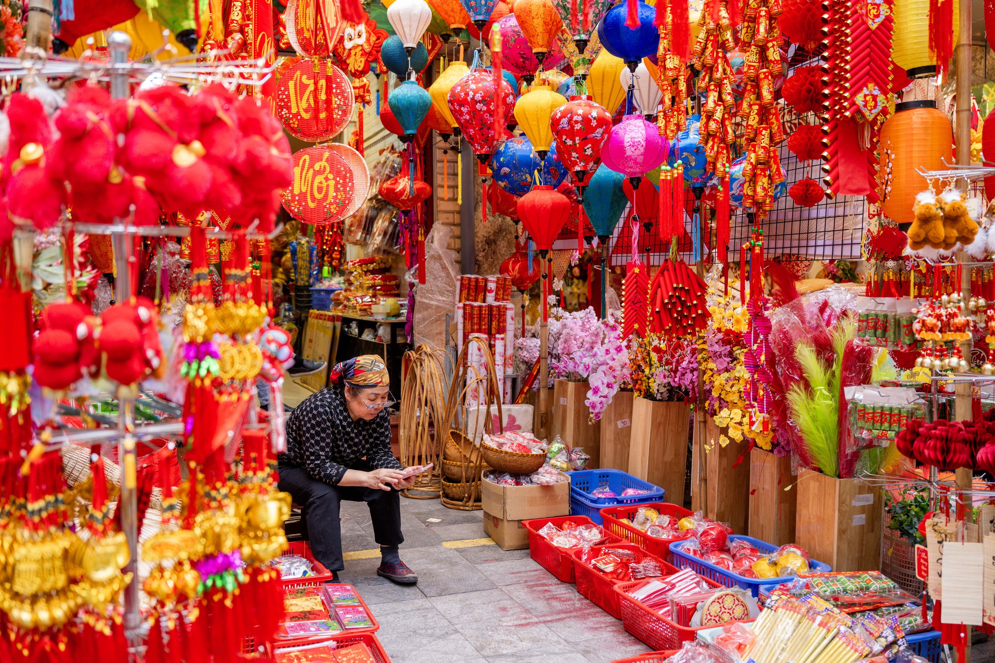 Phố Hàng Mã đỏ rực những ngày giáp Tết: Không còn cảnh chen nhau chụp ảnh, dân tình lặng lẽ sắm sửa đón xuân- Ảnh 1.