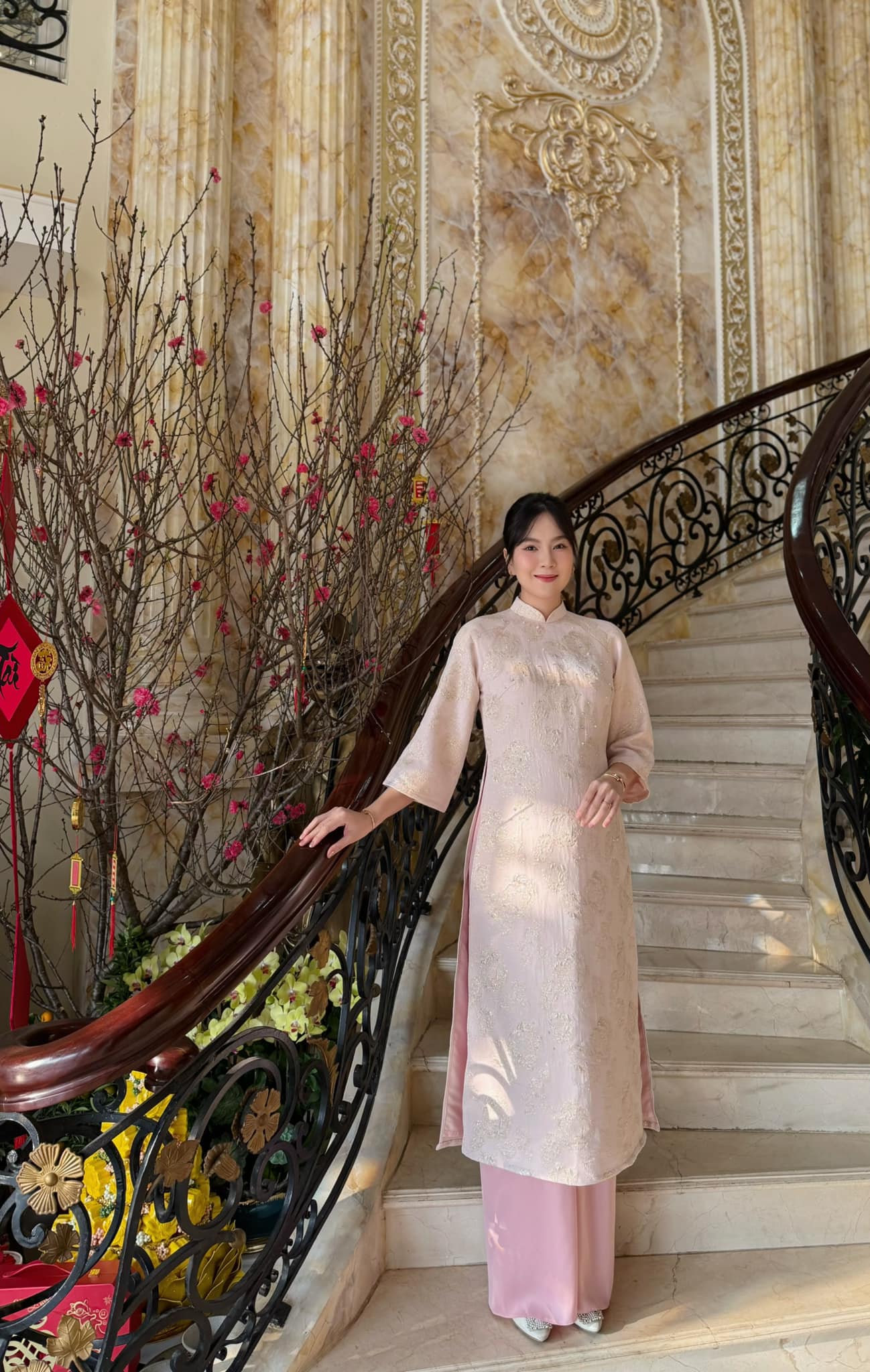 Mẹ bỉm Mai Ngọc đưa bé Panda đi dạo, vô tình tiết lộ dinh thự nhà chồng trang hoàng Tết lộng lẫy, xa hoa- Ảnh 5.