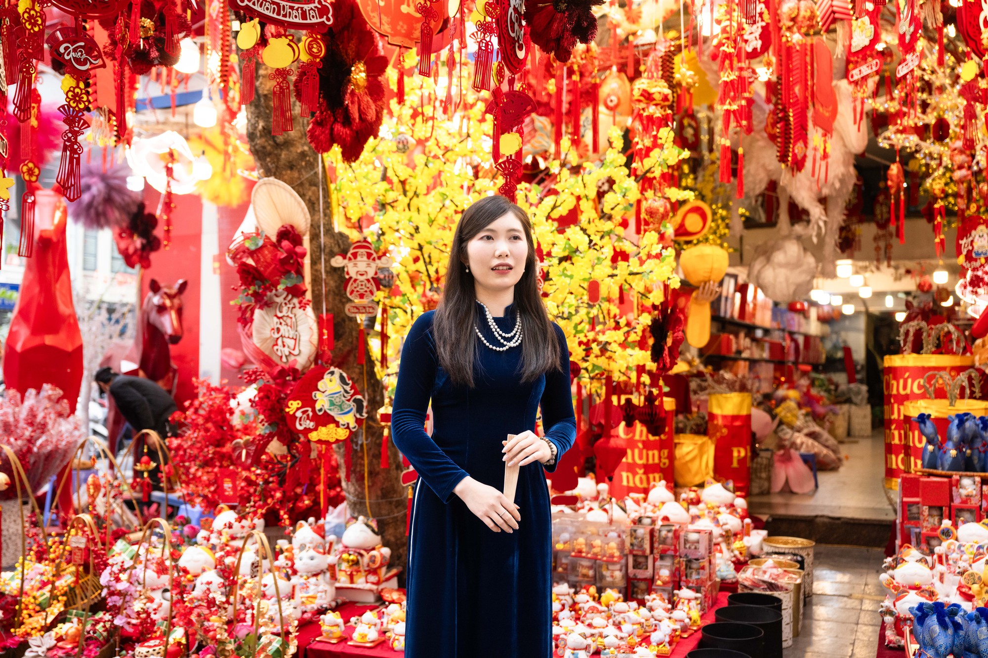 Phố Hàng Mã đỏ rực những ngày giáp Tết: Không còn cảnh chen nhau chụp ảnh, dân tình lặng lẽ sắm sửa đón xuân- Ảnh 10.