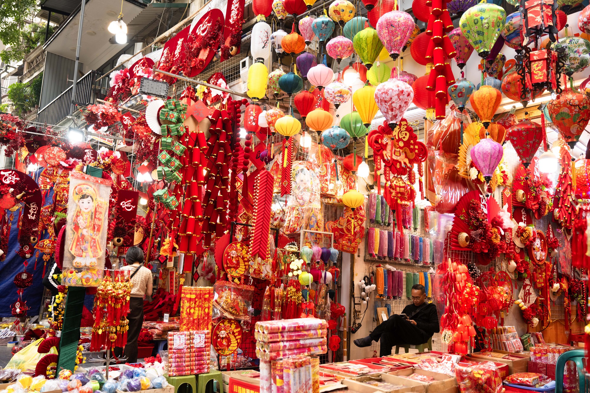 Phố Hàng Mã đỏ rực những ngày giáp Tết: Không còn cảnh chen nhau chụp ảnh, dân tình lặng lẽ sắm sửa đón xuân- Ảnh 16.