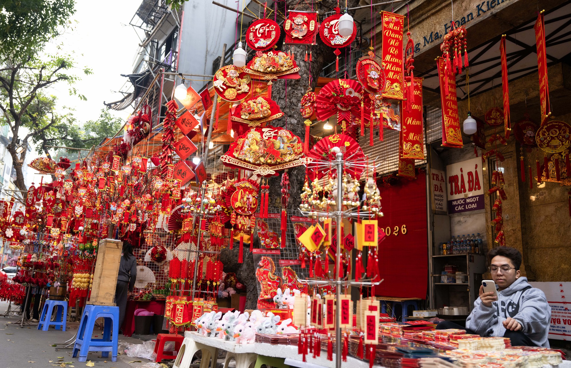Phố Hàng Mã đỏ rực những ngày giáp Tết: Không còn cảnh chen nhau chụp ảnh, dân tình lặng lẽ sắm sửa đón xuân- Ảnh 18.