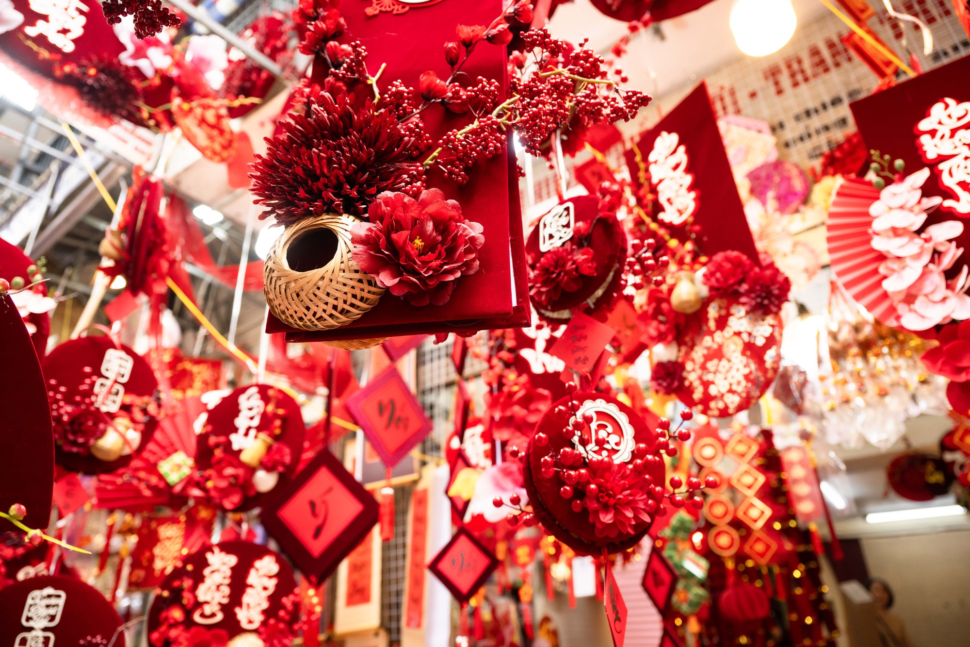 Phố Hàng Mã đỏ rực những ngày giáp Tết: Không còn cảnh chen nhau chụp ảnh, dân tình lặng lẽ sắm sửa đón xuân- Ảnh 4.