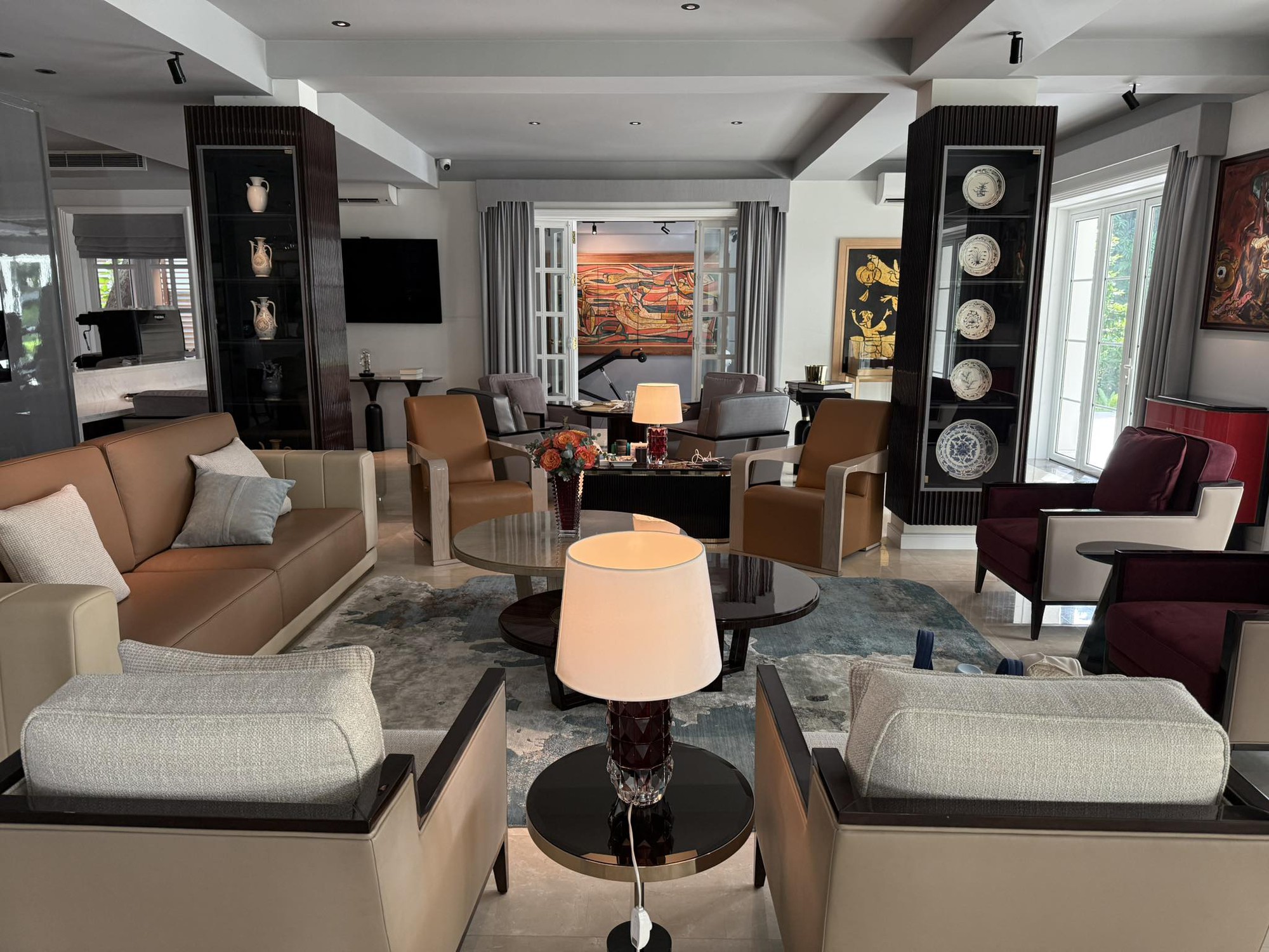 Nam nghệ sĩ cưới vợ đại gia kém 16 tuổi, bỏ showbiz, làm giám đốc bảo tàng, biệt thự trải khắp TP.HCM - Ảnh 10.