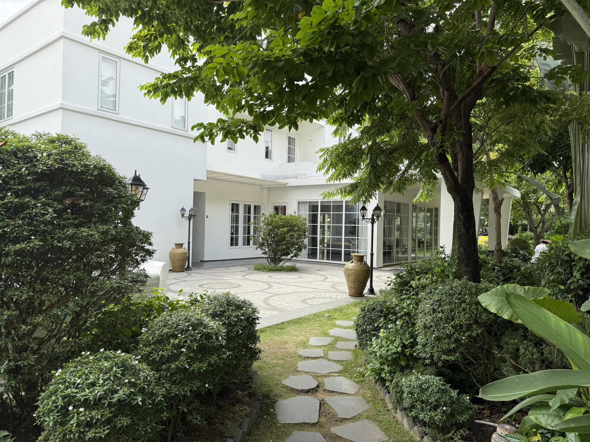 Nam nghệ sĩ cưới vợ đại gia kém 16 tuổi, bỏ showbiz, làm giám đốc bảo tàng, biệt thự trải khắp TP.HCM - Ảnh 9.