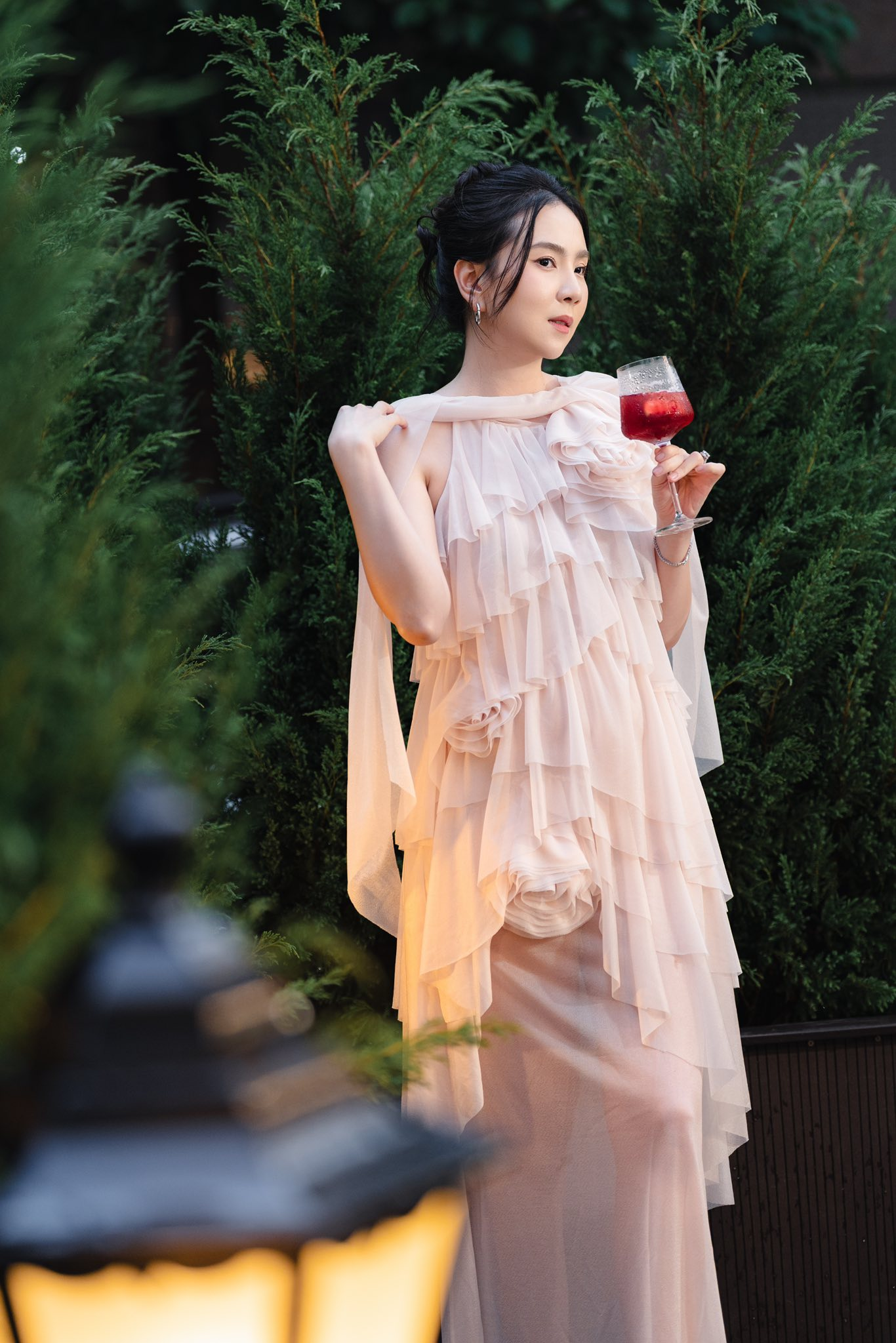 Mẹ bỉm Mai Ngọc đưa bé Panda đi dạo, vô tình tiết lộ dinh thự nhà chồng trang hoàng Tết lộng lẫy, xa hoa- Ảnh 8.