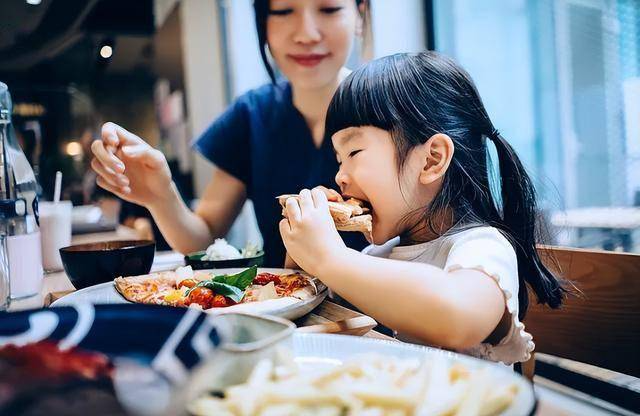 Trẻ sau này có thành đạt hay không, nhìn cách ăn uống cũng có thể đoán ra: Tuyệt đối đừng xem nhẹ!- Ảnh 1.