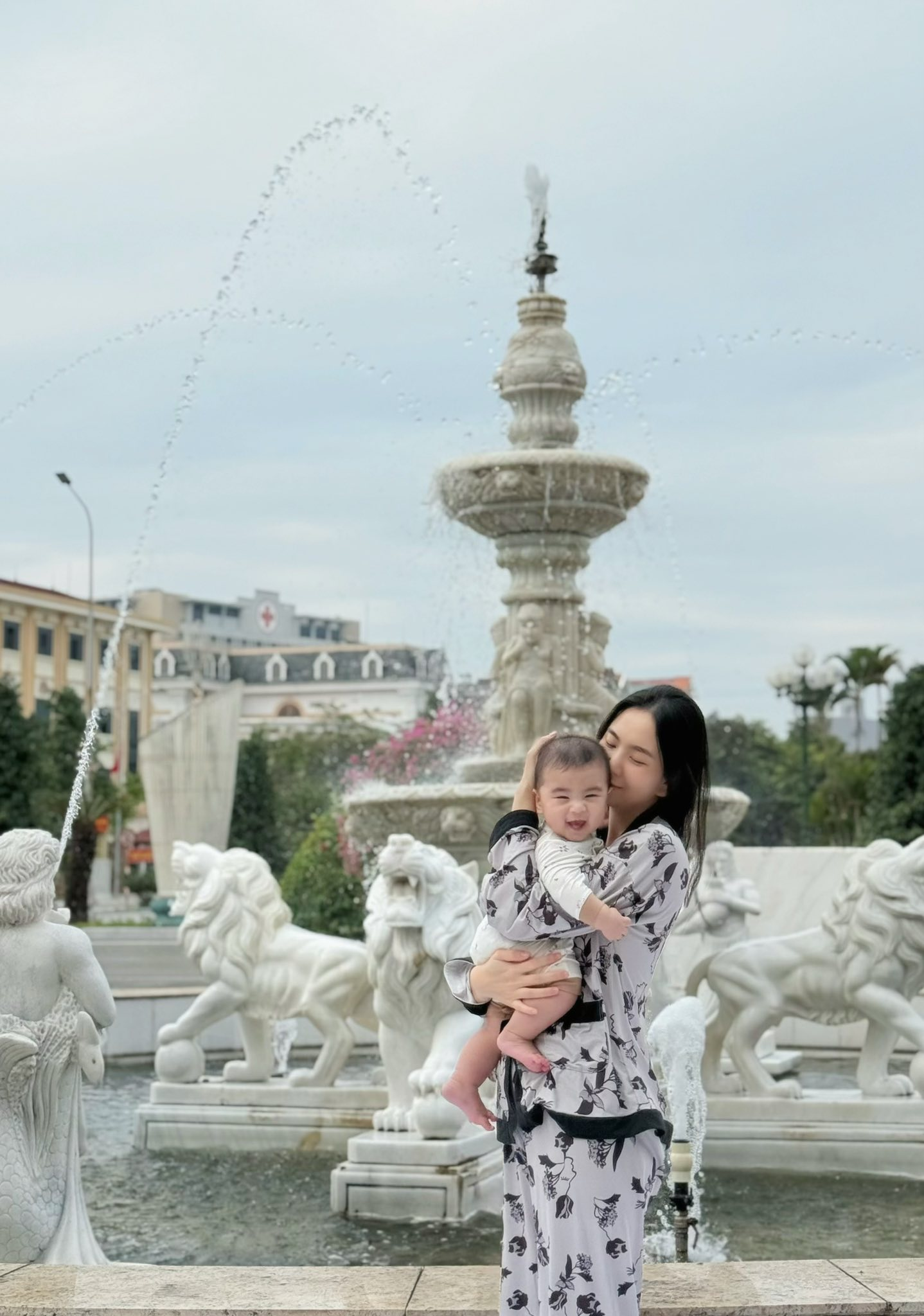 Mẹ bỉm Mai Ngọc đưa bé Panda đi dạo, vô tình tiết lộ dinh thự nhà chồng trang hoàng Tết lộng lẫy, xa hoa- Ảnh 7.