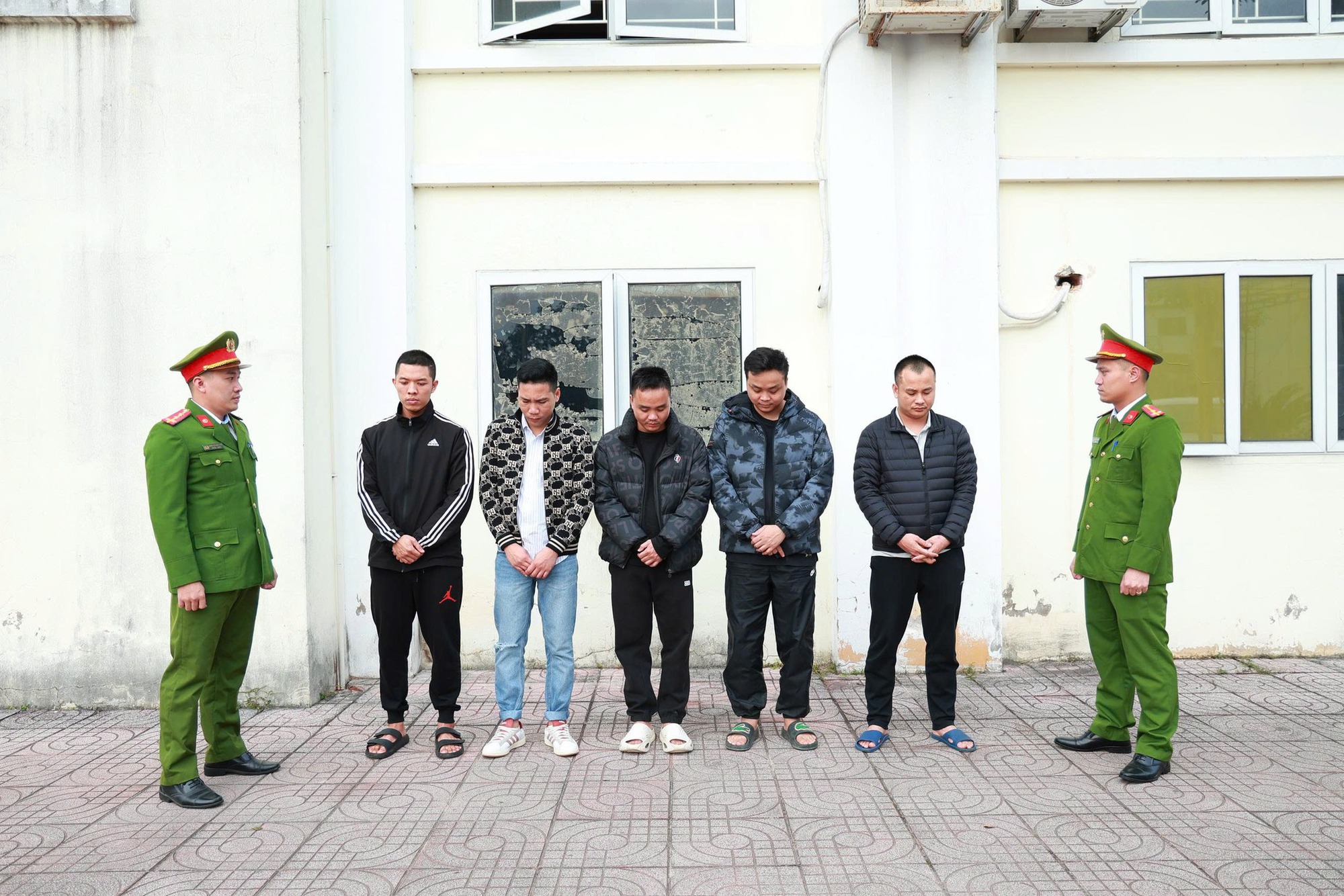 Khám xét khẩn cấp 4 kho hàng trong chuyên án đặc biệt lớn, bắt 'trùm' cầm đầu Nguyễn Tuấn Anh SN 1993 - Ảnh 7.