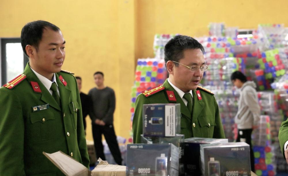 Khám xét khẩn cấp 4 kho hàng trong chuyên án đặc biệt lớn, bắt 'trùm' cầm đầu Nguyễn Tuấn Anh SN 1993 - Ảnh 1.