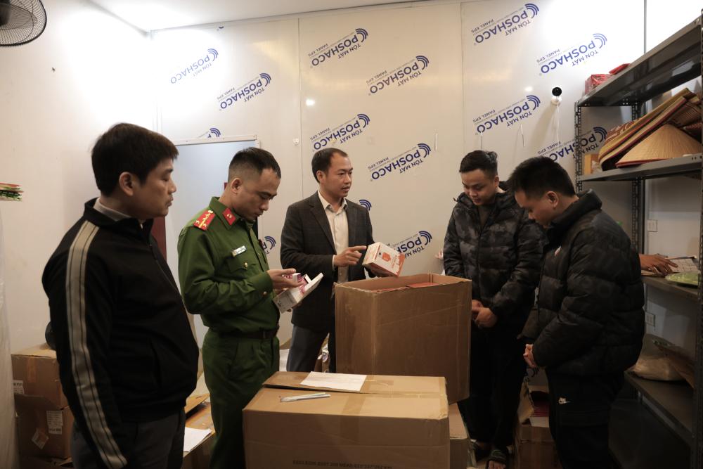 Khám xét khẩn cấp 4 kho hàng trong chuyên án đặc biệt lớn, bắt 'trùm' cầm đầu Nguyễn Tuấn Anh SN 1993 - Ảnh 2.