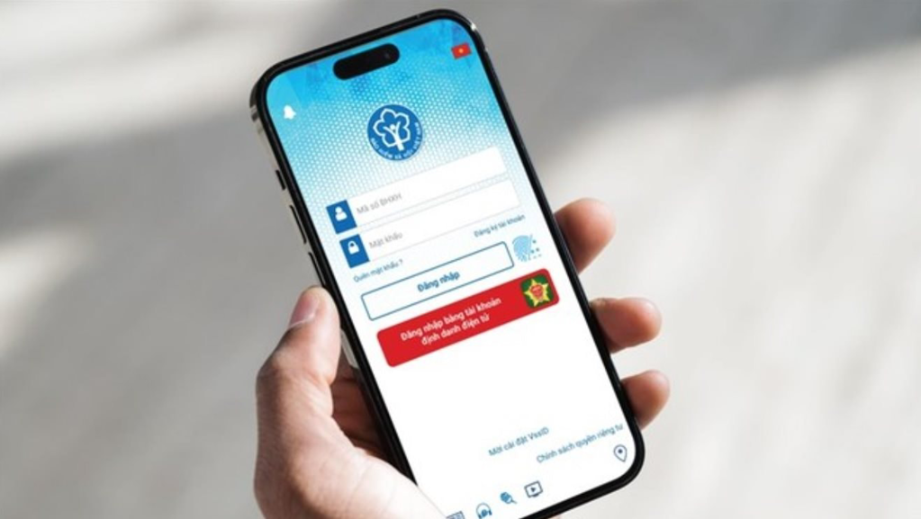 Áp dụng sổ BHXH, thẻ BHYT điện tử trên toàn quốc - Ảnh 1.