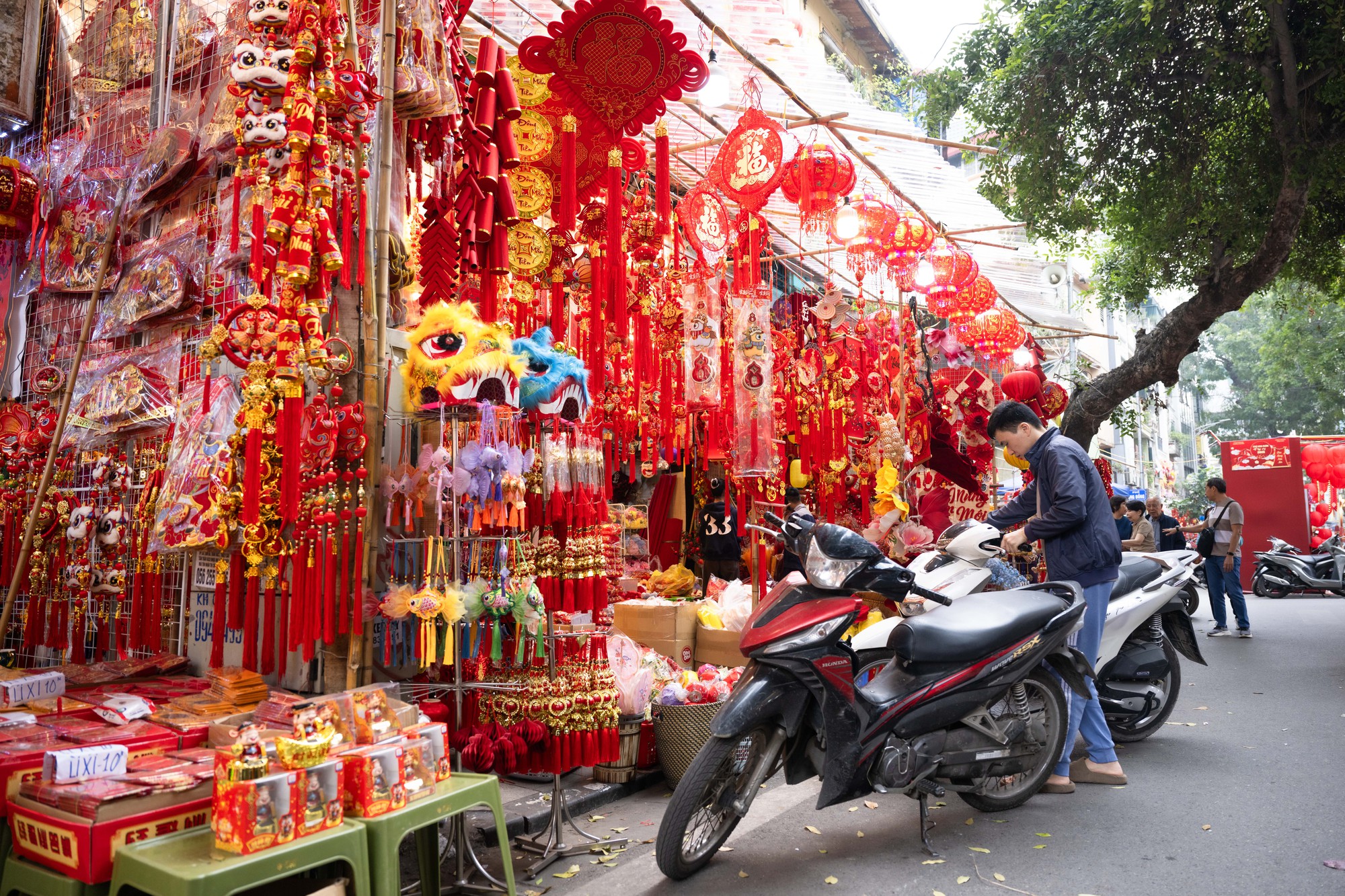 Phố Hàng Mã đỏ rực những ngày giáp Tết: Không còn cảnh chen nhau chụp ảnh, dân tình lặng lẽ sắm sửa đón xuân- Ảnh 7.