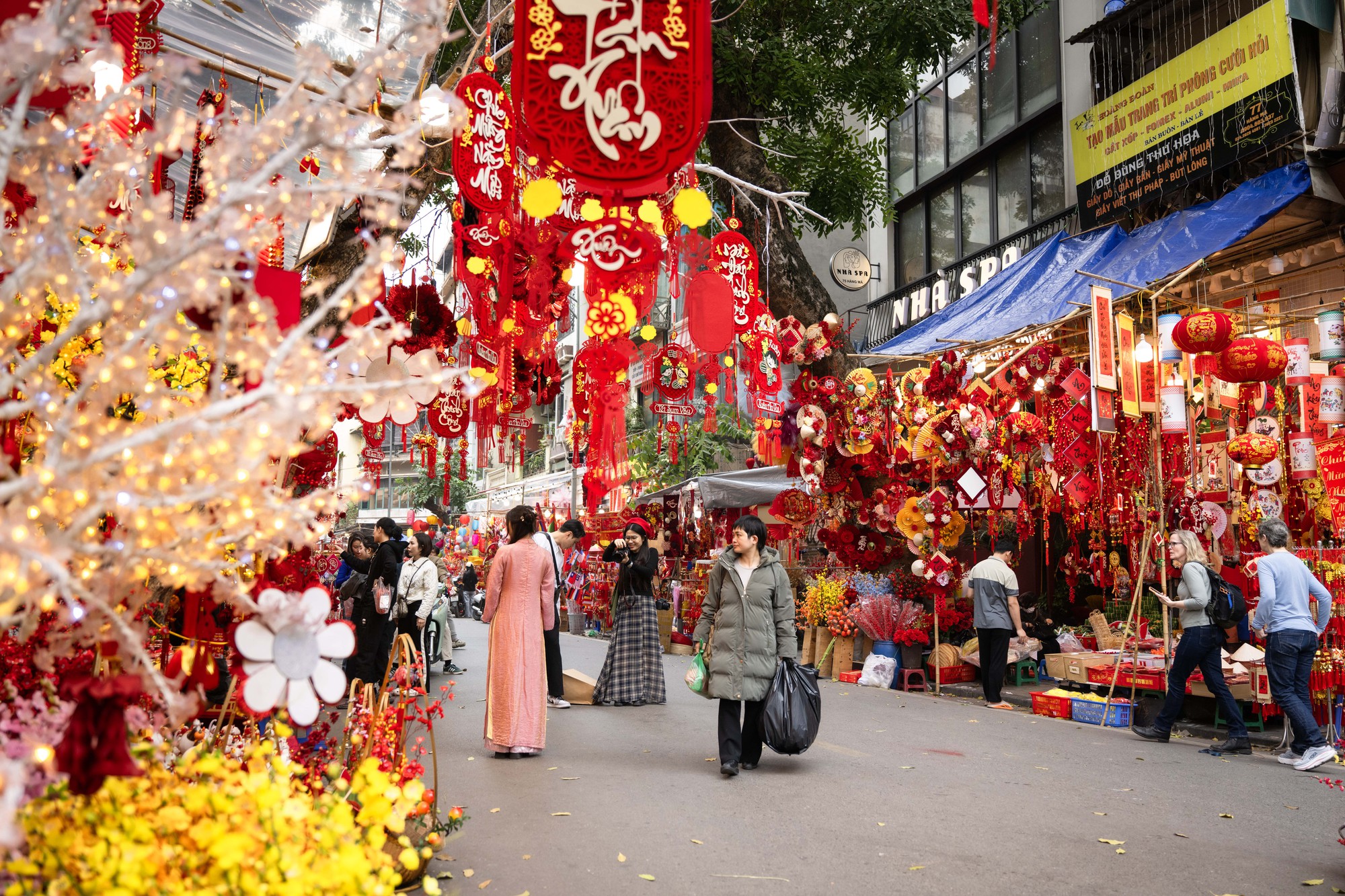 Phố Hàng Mã đỏ rực những ngày giáp Tết: Không còn cảnh chen nhau chụp ảnh, dân tình lặng lẽ sắm sửa đón xuân- Ảnh 8.