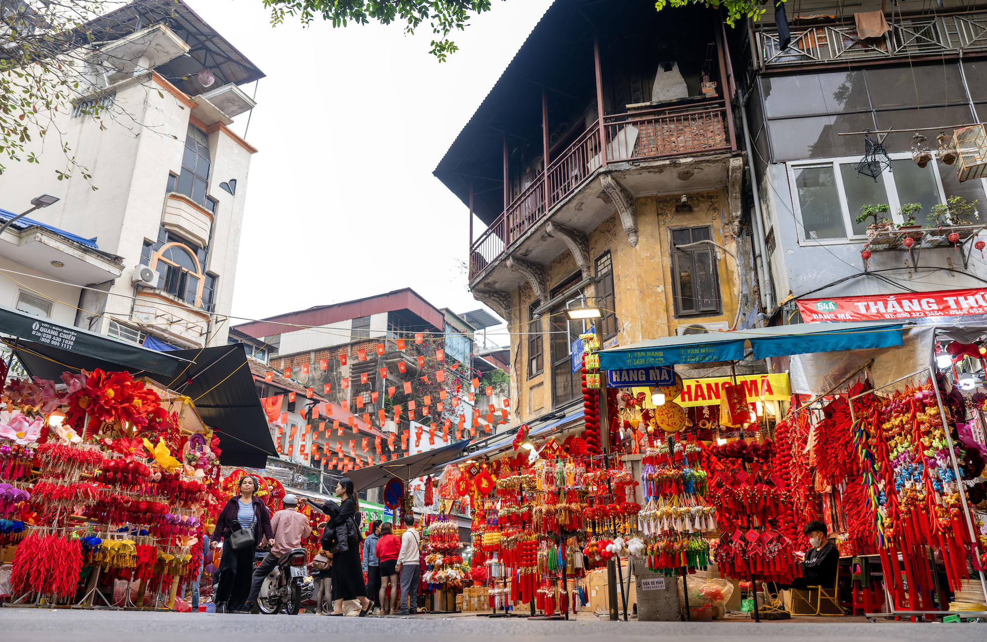 Phố Hàng Mã đỏ rực những ngày giáp Tết: Không còn cảnh chen nhau chụp ảnh, dân tình lặng lẽ sắm sửa đón xuân- Ảnh 20.