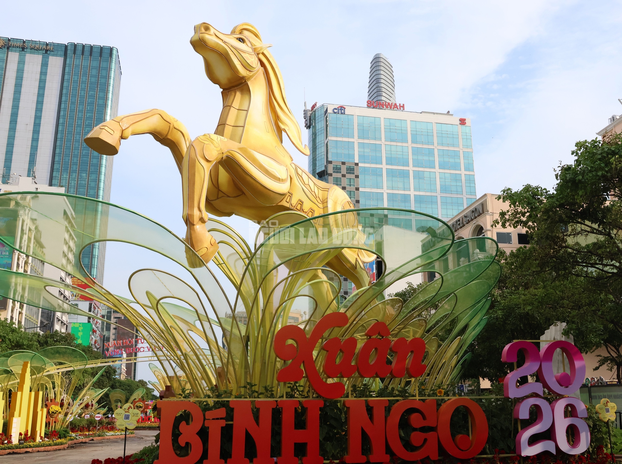 Phó Chủ tịch UBND TPHCM kiểm tra Đường hoa Nguyễn Huệ Tết Bính Ngọ 2026 trước giờ G - Ảnh 1.