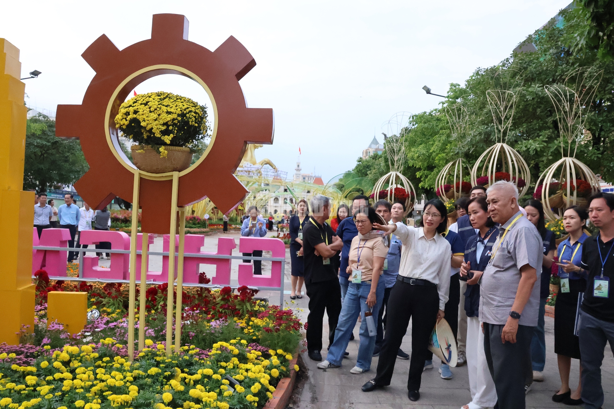 Phó Chủ tịch UBND TPHCM kiểm tra Đường hoa Nguyễn Huệ Tết Bính Ngọ 2026 trước giờ G - Ảnh 5.