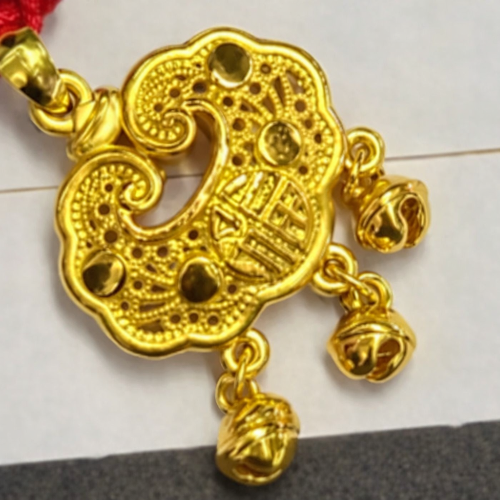 Nửa đêm nghe tiếng động lạ, mẹ hốt hoảng phát hiện con trai 1 tuổi đang nhai vàng- Ảnh 1.