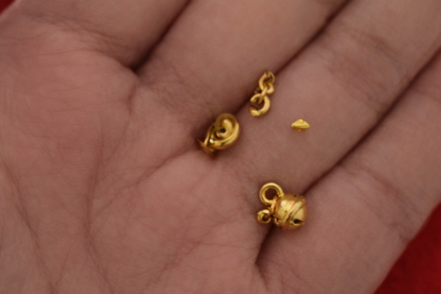 Nửa đêm nghe tiếng động lạ, mẹ hốt hoảng phát hiện con trai 1 tuổi đang nhai vàng- Ảnh 2.