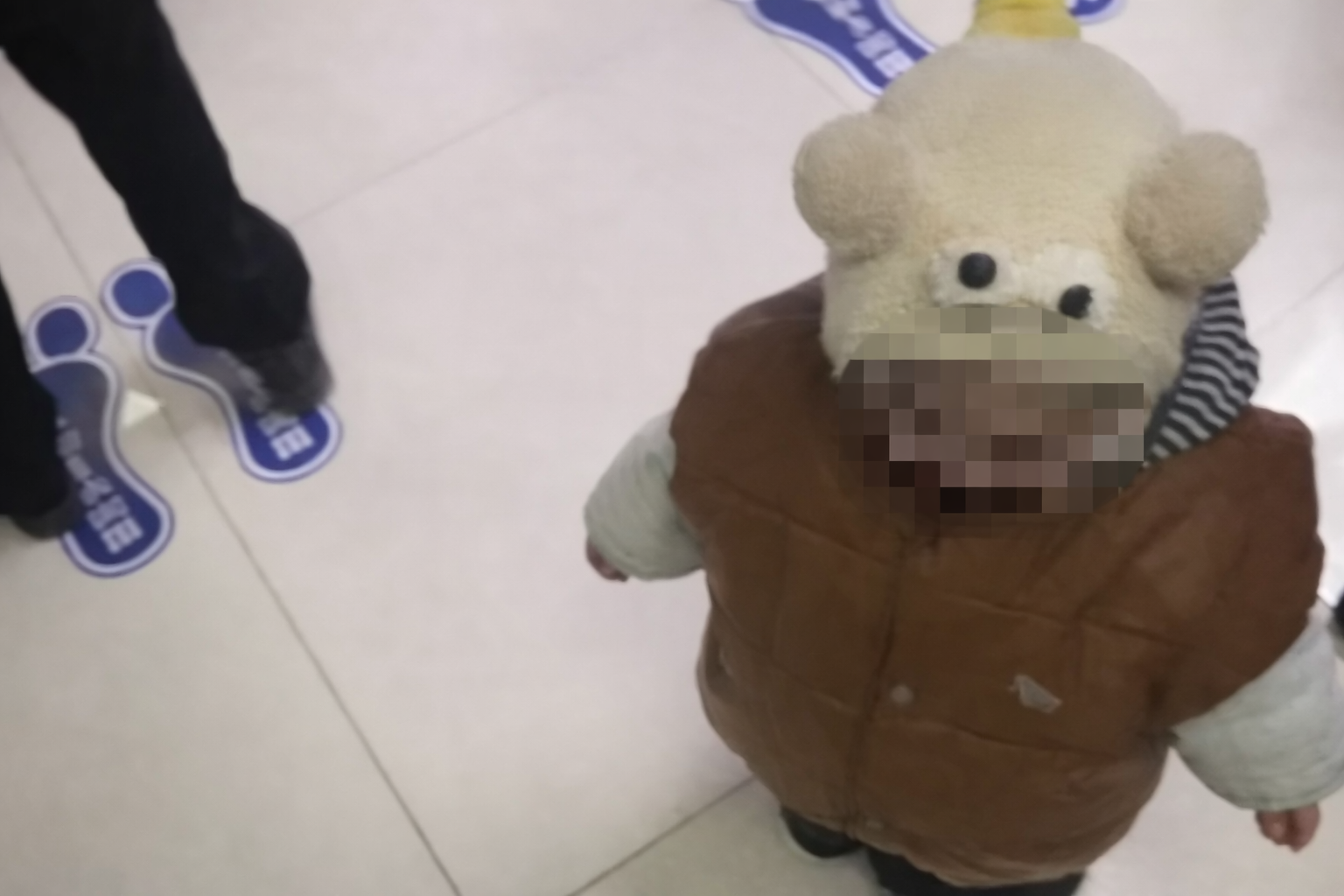 Nửa đêm nghe tiếng động lạ, mẹ hốt hoảng phát hiện con trai 1 tuổi đang nhai vàng- Ảnh 4.