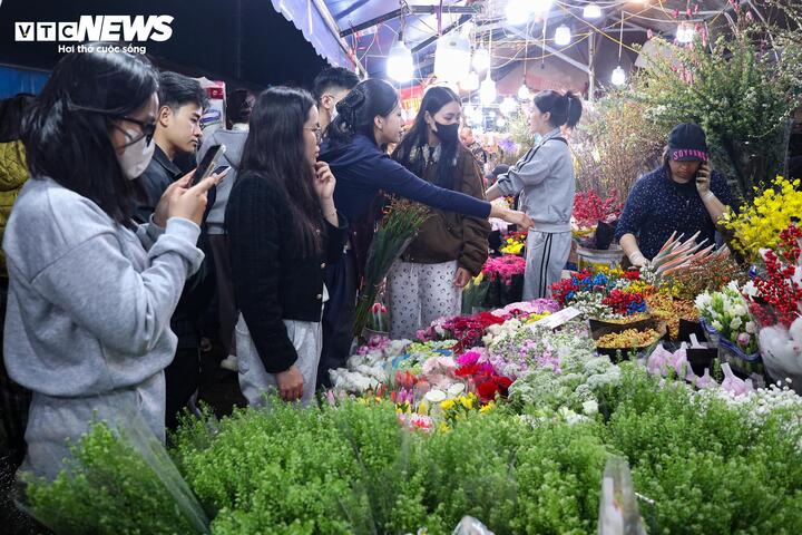 Biển người đi sắm Tết, chợ hoa lớn nhất miền Bắc tấp nập suốt đêm- Ảnh 6.