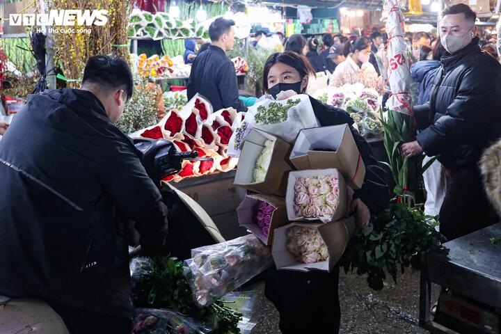 Biển người đi sắm Tết, chợ hoa lớn nhất miền Bắc tấp nập suốt đêm- Ảnh 16.