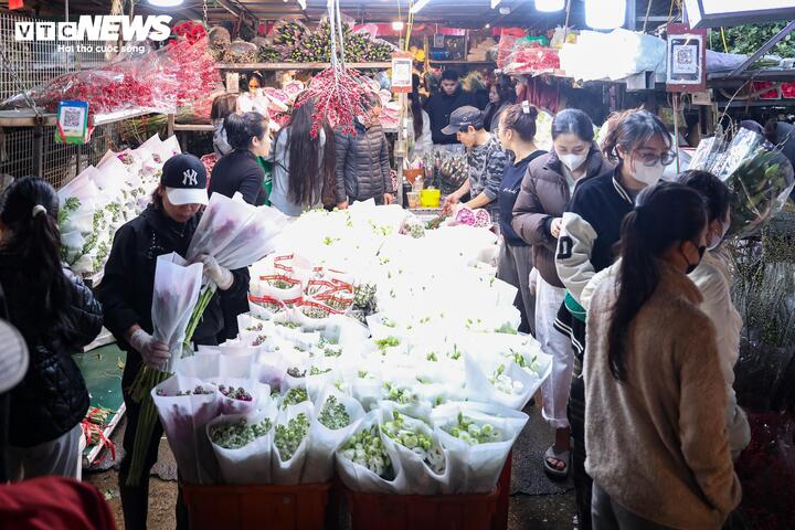 Biển người đi sắm Tết, chợ hoa lớn nhất miền Bắc tấp nập suốt đêm- Ảnh 5.