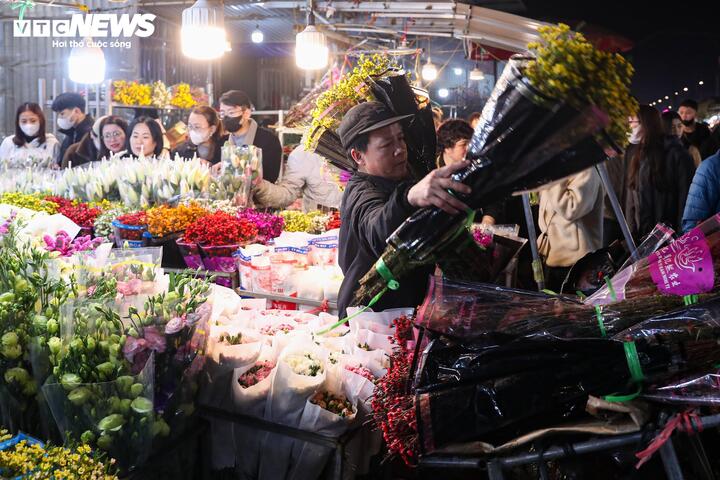 Biển người đi sắm Tết, chợ hoa lớn nhất miền Bắc tấp nập suốt đêm- Ảnh 13.