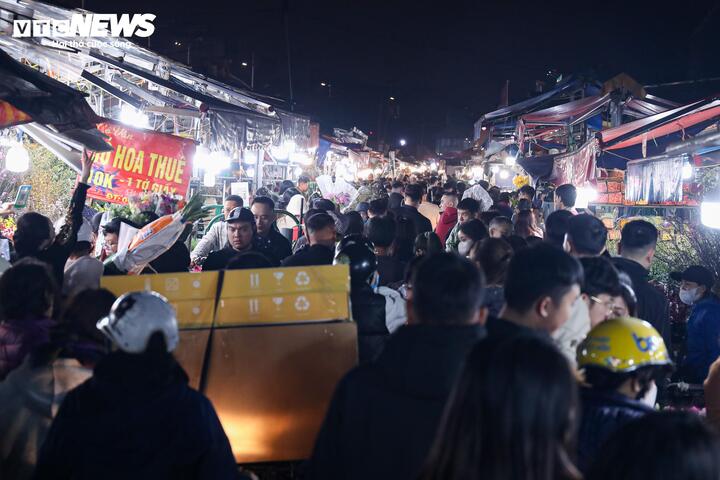 Biển người đi sắm Tết, chợ hoa lớn nhất miền Bắc tấp nập suốt đêm- Ảnh 20.