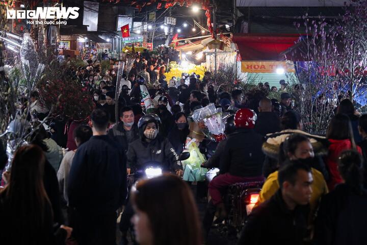 Biển người đi sắm Tết, chợ hoa lớn nhất miền Bắc tấp nập suốt đêm- Ảnh 1.
