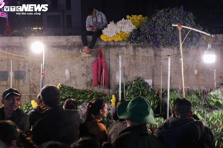 Biển người đi sắm Tết, chợ hoa lớn nhất miền Bắc tấp nập suốt đêm- Ảnh 17.