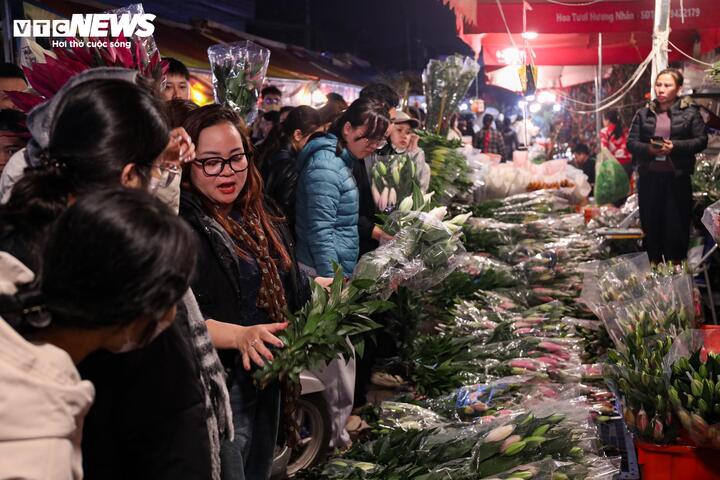 Biển người đi sắm Tết, chợ hoa lớn nhất miền Bắc tấp nập suốt đêm- Ảnh 10.
