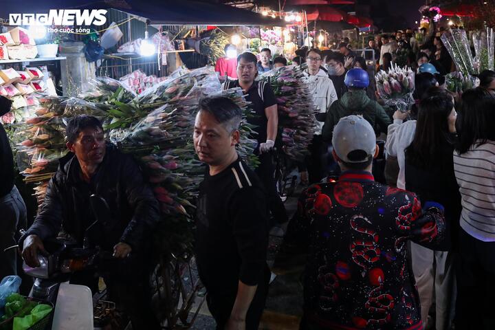 Biển người đi sắm Tết, chợ hoa lớn nhất miền Bắc tấp nập suốt đêm- Ảnh 4.