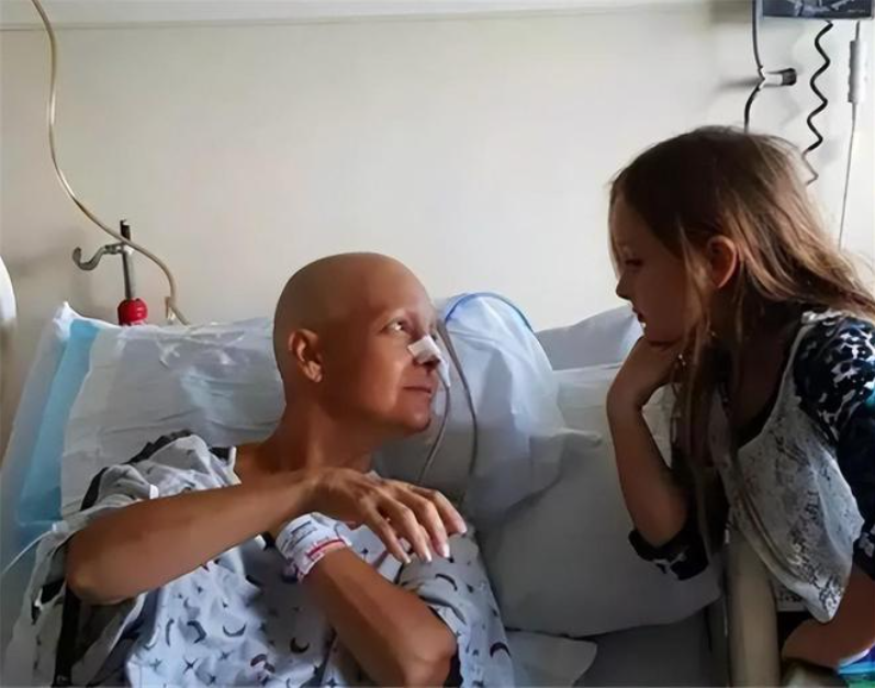 Được cứu sống lúc hấp hối, chú chim nhỏ "trả ơn" người phụ nữ mắc ung thư theo cách bác sĩ cũng ngỡ ngàng - Ảnh 3.