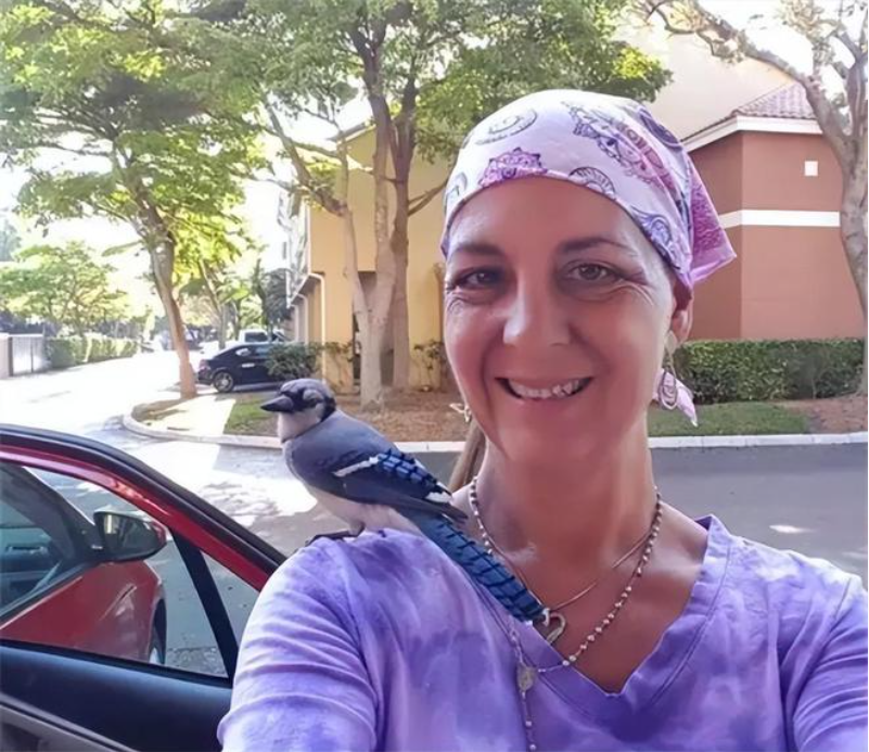 Được cứu sống lúc hấp hối, chú chim nhỏ "trả ơn" người phụ nữ mắc ung thư theo cách bác sĩ cũng ngỡ ngàng - Ảnh 4.